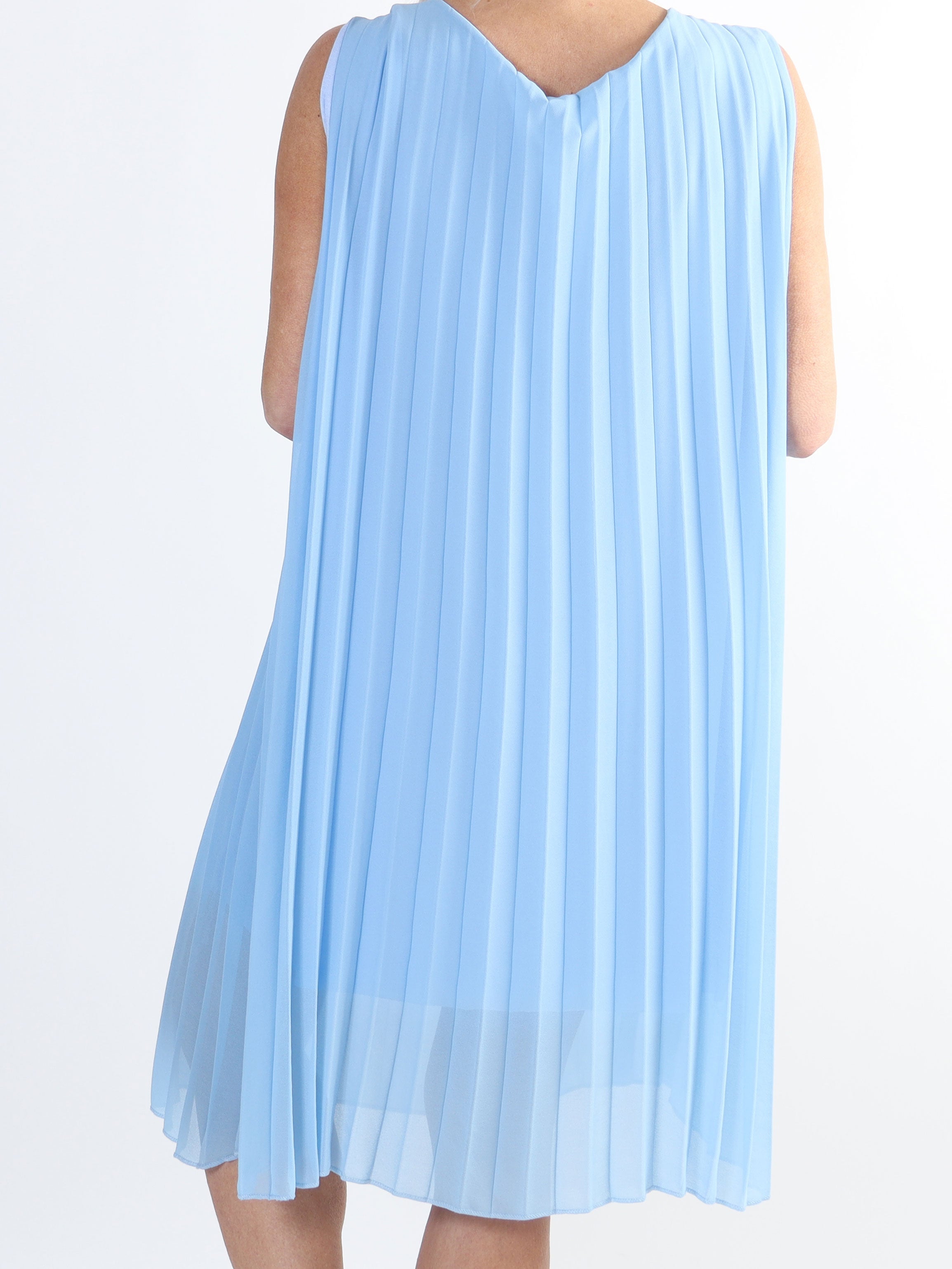 Saline - Söt plus size klänning i veckad chiffong ärmlös